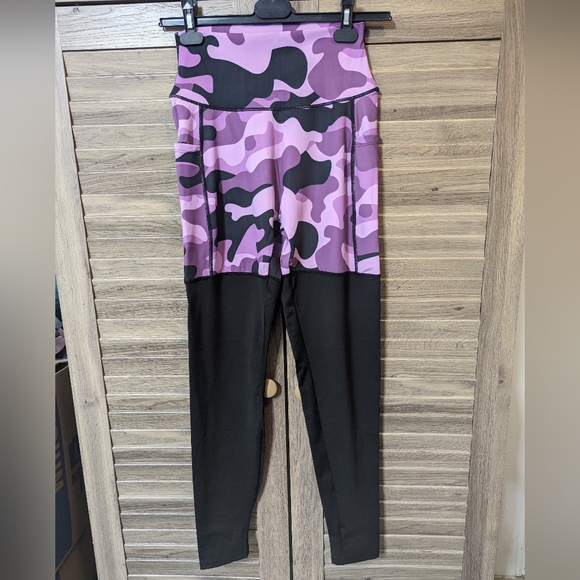 NWOT black and purple camouflage leggings size M with phone pockets - Picture 4 of 5